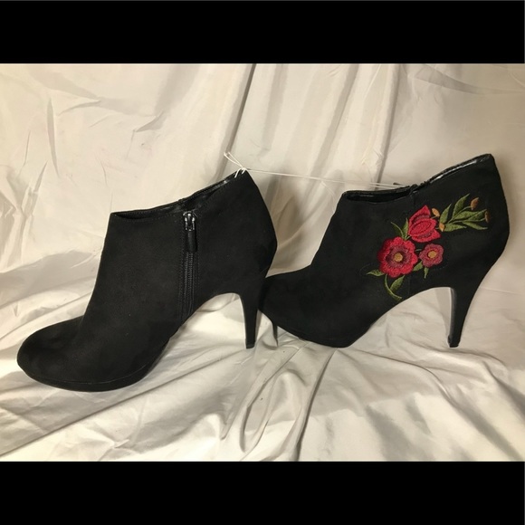 IMPO Black Fuax Suade Floral Embroidered Bootie NWOT - Picture 4 of 10